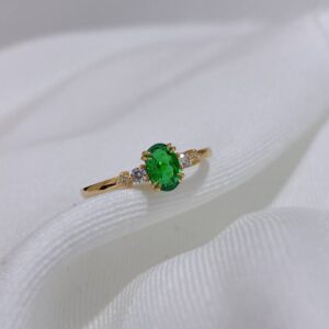 18 Yellow Gold Ring With A Lab Emerald 02